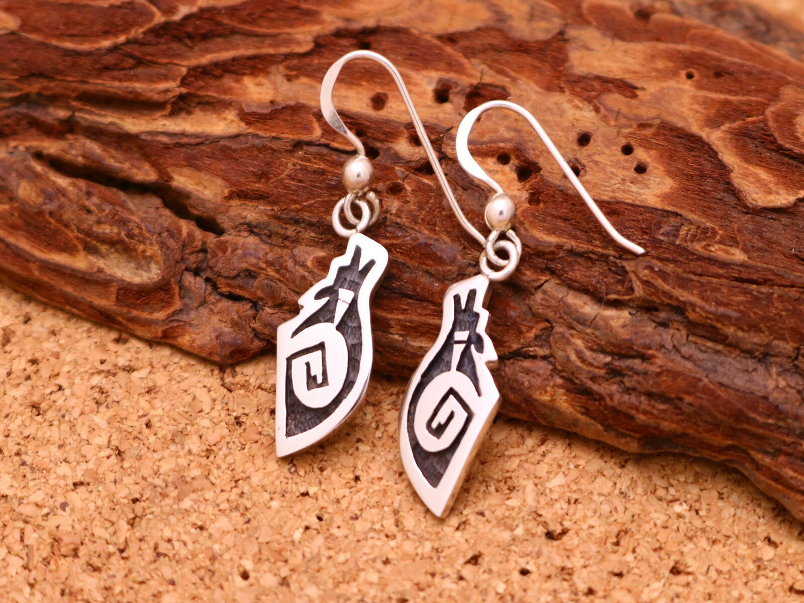 インディアンジュエリー ホピ族 Willis Humeyestewa (ウィリス・フメイェステワ) 作 コヨーテ プレイヤーフェザー ウェーブ モチーフ ぶら下...