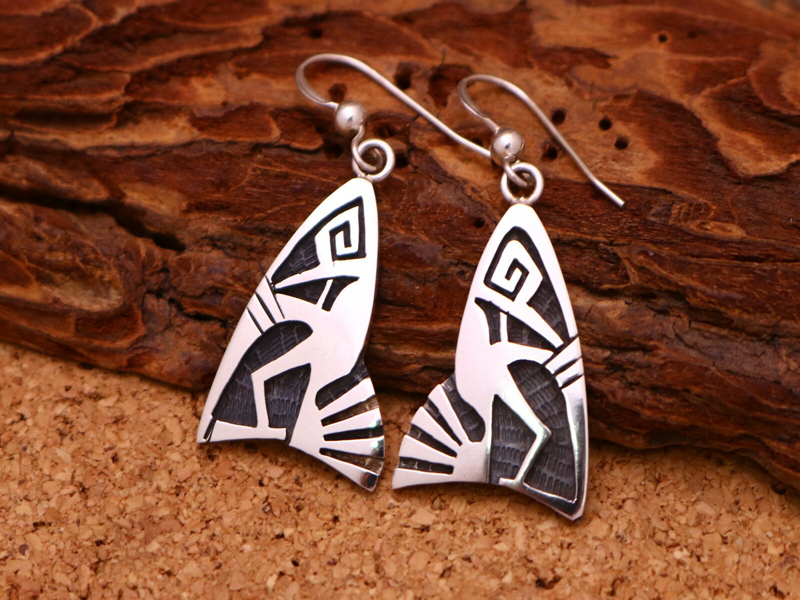 インディアンジュエリー ホピ族 Willis Humeyestewa (ウィリス・フメイェステワ) 作 ココペリ プレイヤーフェザー ウェーブ モチーフ ぶら下...