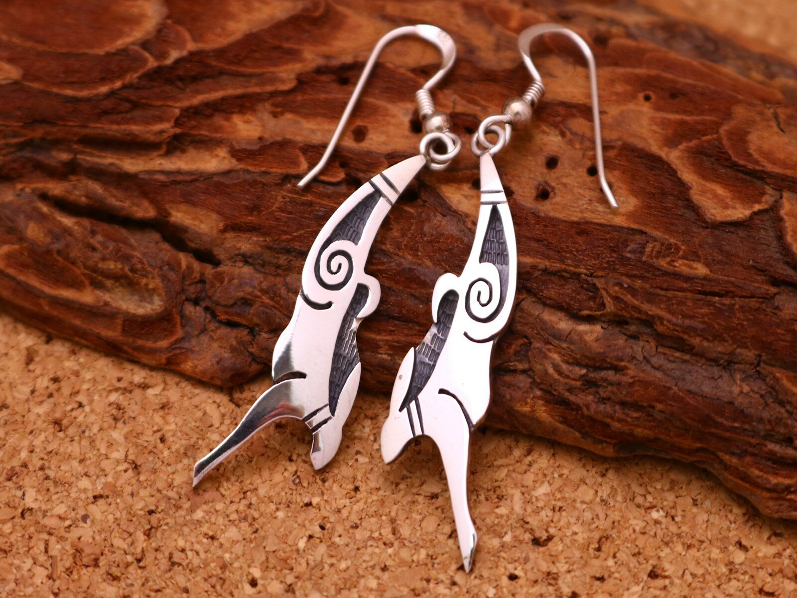 インディアンジュエリー ホピ族 Willis Humeyestewa (ウィリス・フメイェステワ) 作 ラビット ウサギ ウェーブ モチーフ ぶら下がり ピアス...