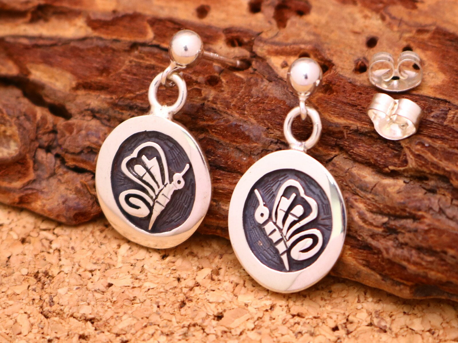 インディアンジュエリー ホピ族 Lucion Koinva ( ルシオン・コインヴァ ) 作 バタフライ プレイヤーフェザー モチーフ ラウンド型 ぶら下がり ...