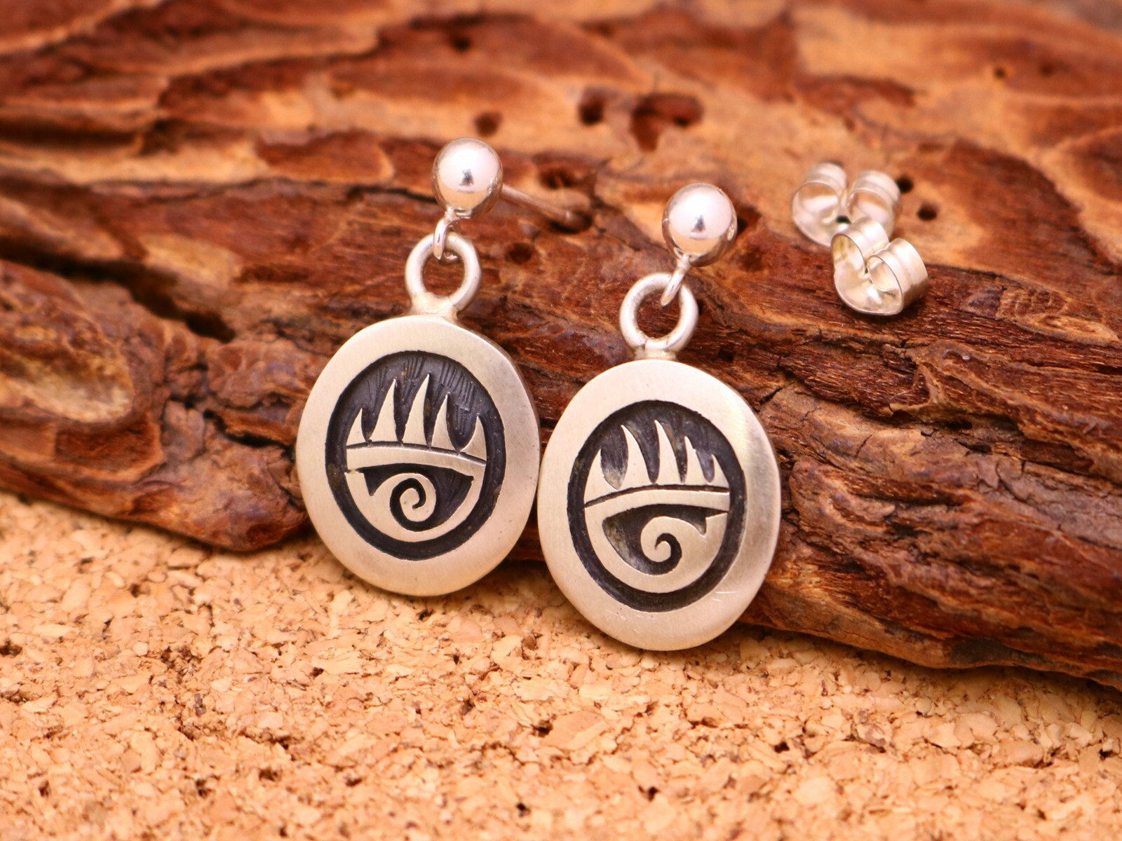 インディアンジュエリー ホピ族 Lucion Koinva ( ルシオン・コインヴァ ) 作 ベアパウ ウェーブ モチーフ ラウンド型 ぶら下がり ピアス マッ...