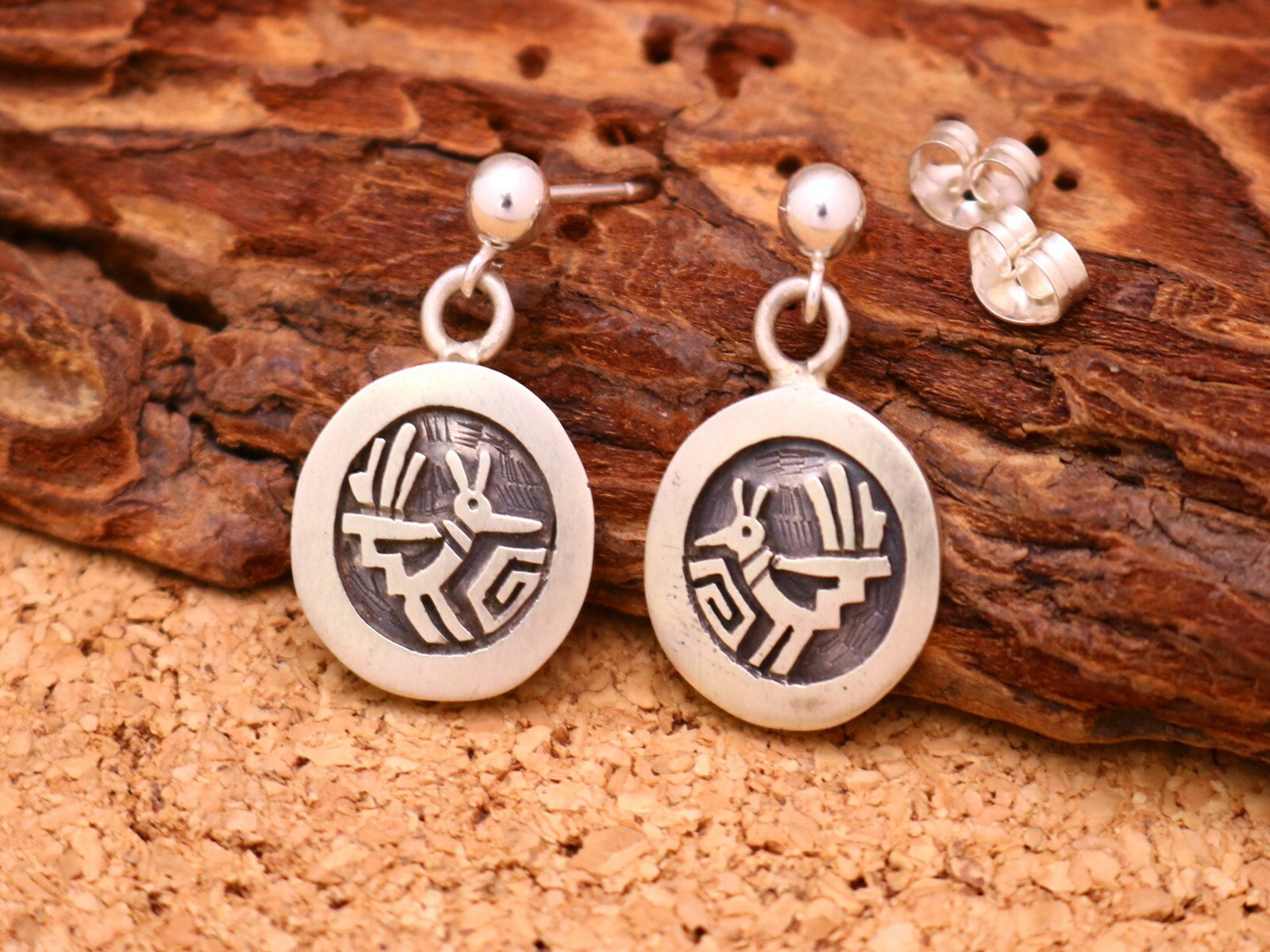 インディアンジュエリー ホピ族 Lucion Koinva ( ルシオン・コインヴァ ) 作 ロードランナー ウェーブ モチーフ ラウンド型 ぶら下がり ピアス...