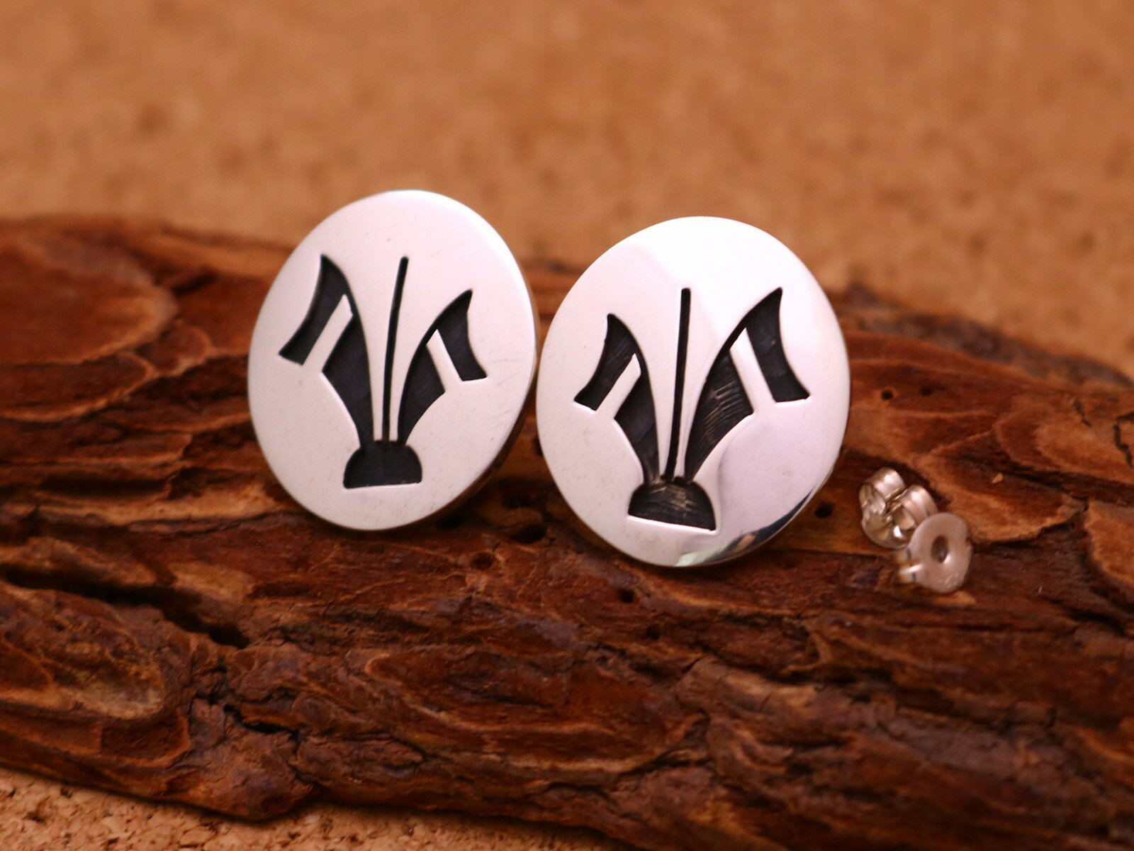 インディアンジュエリー ホピ族 Stewart Tewawina Dacawyma(ステュワート・テワウィナ・ダカワイマ)作 プレイヤーフェザー モチーフ スタ...