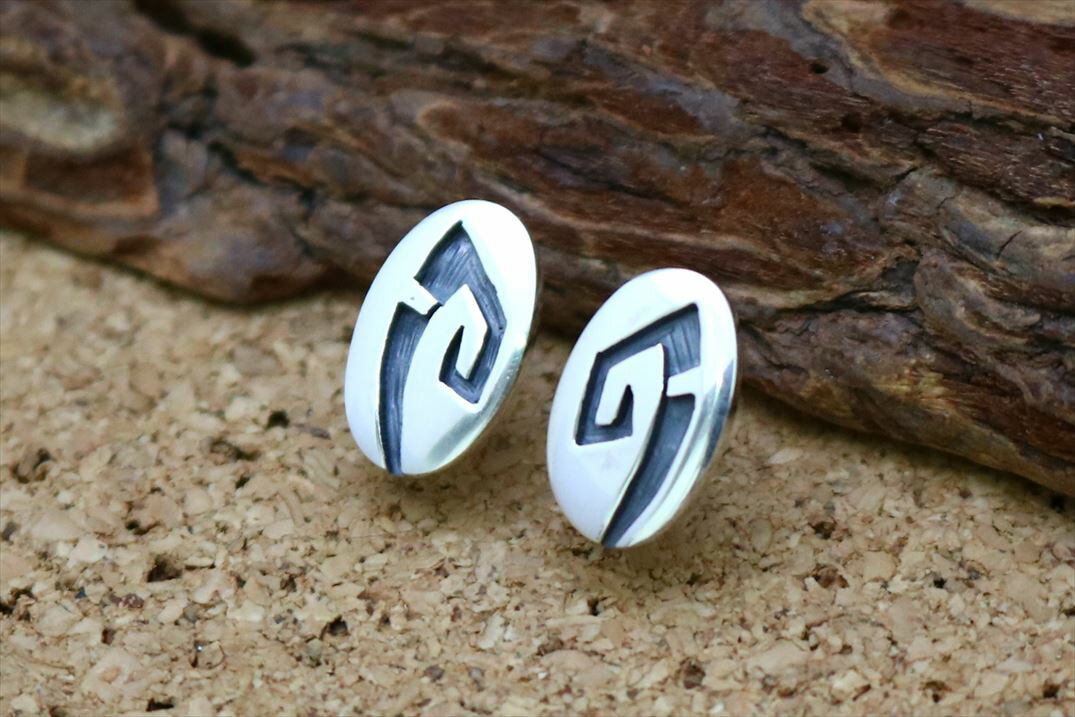 インディアンジュエリー ホピ族 Augustine Mowa Jr (オーガスティン・モア・ジュニア) 作 オーバル型 レインクラウド モチーフ スタッズ ピア...