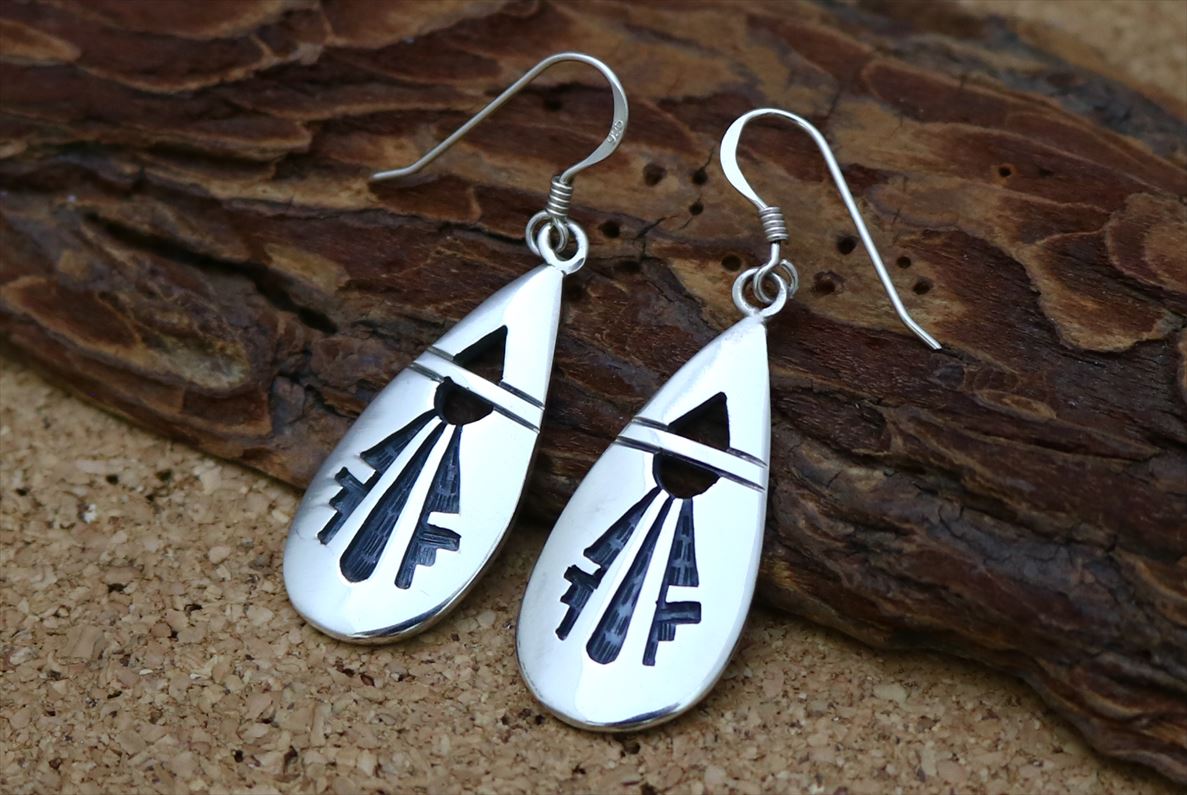 インディアンジュエリー ホピ族 Leon Lomakema (レオン・ロマキマ) 作 しずく型 プレイヤーフェザー モチーフ ぶら下がり ピアス ネイティブ ア...