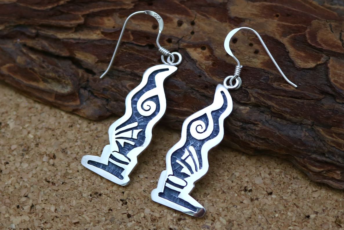 インディアンジュエリー ホピ族 Willis Humeyestewa (ウィリス・フメイェステワ) 作 タバコ 煙 プレイヤーフェザー 水 モチーフ ぶら下がり...