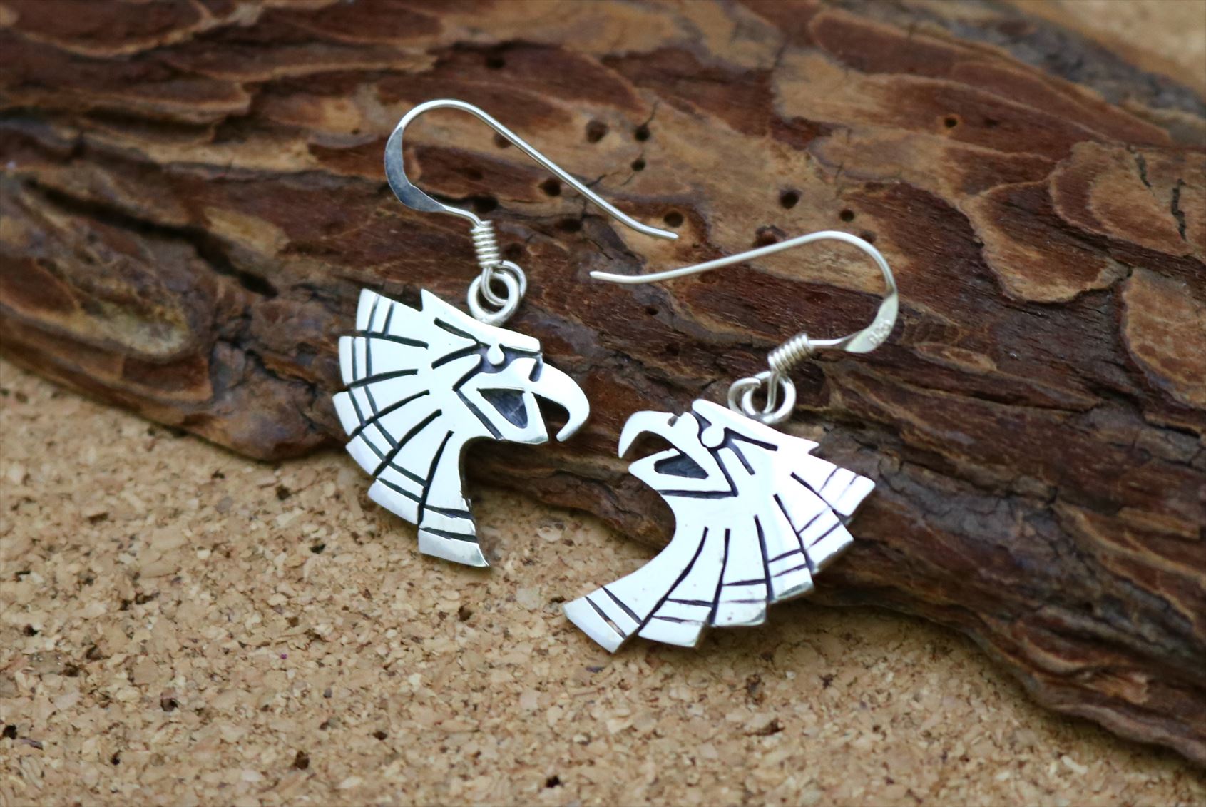 インディアンジュエリー ホピ族 Willis Humeyestewa (ウィリス・フメイェステワ) 作 イーグル 横顔 モチーフ ぶら下がり ピアス ネイティブ...