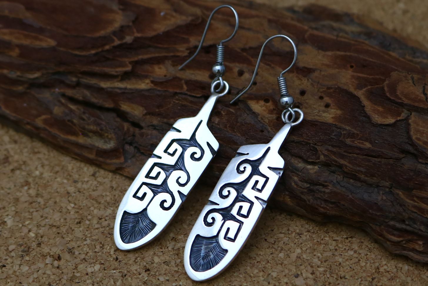 インディアンジュエリー ホピ族 Harlan Joseph (ハーラン・ジョセフ) 作 フェザー モチーフ ぶら下がり ピアス ネイティブ アメリカン シルバー...