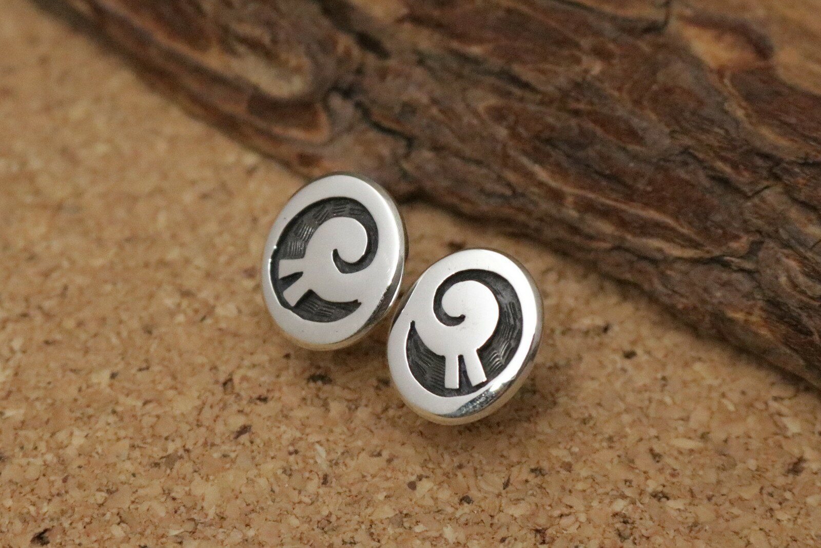 インディアンジュエリー ホピ族 Raymie Namingha(レイミー・ナミンハ)作 オーバル型 レインクラウド モチーフ スタッズ ピアス ネイティブ アメ...