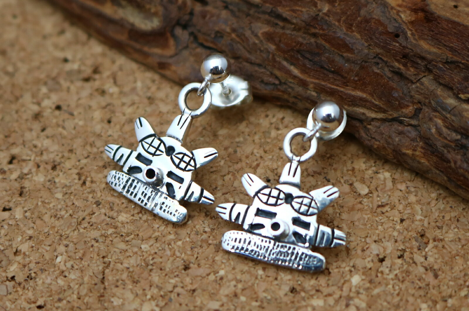 インディアンジュエリー ホピ族 Marcus Lomayestewa( マーカス・ロマイェステワ ) 作 コーンボーイ カチナ カチーナ モチーフ ぶら下がり ...