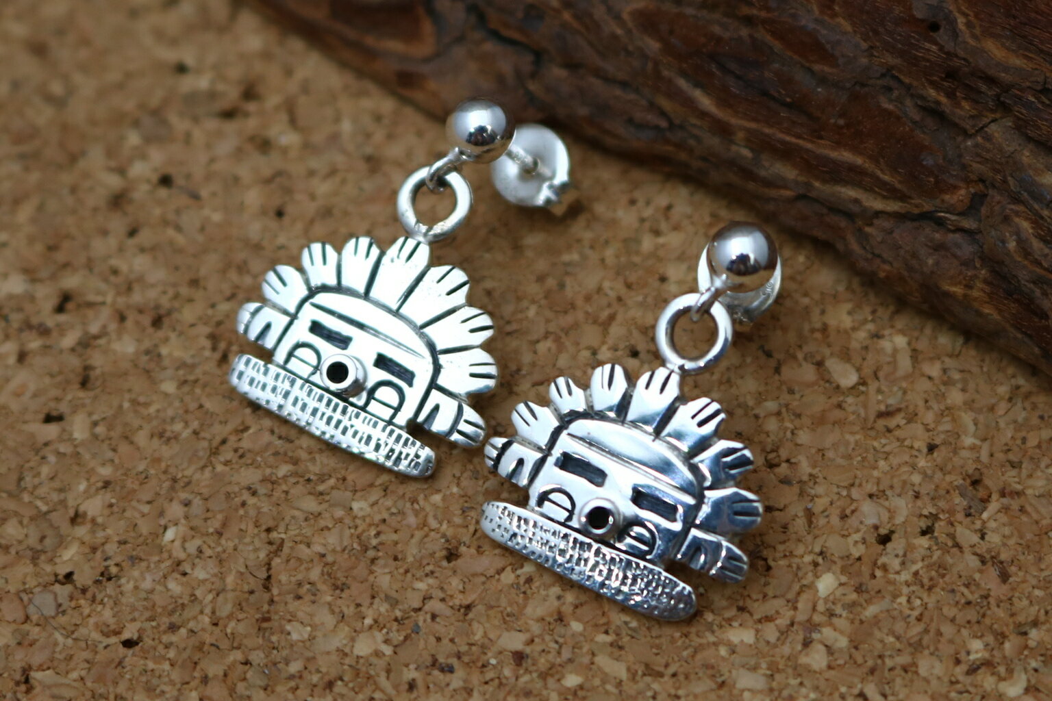 インディアンジュエリー ホピ族 Marcus Lomayestewa( マーカス・ロマイェステワ ) 作 コーンボーイ カチナ カチーナ モチーフ ぶら下がり ...