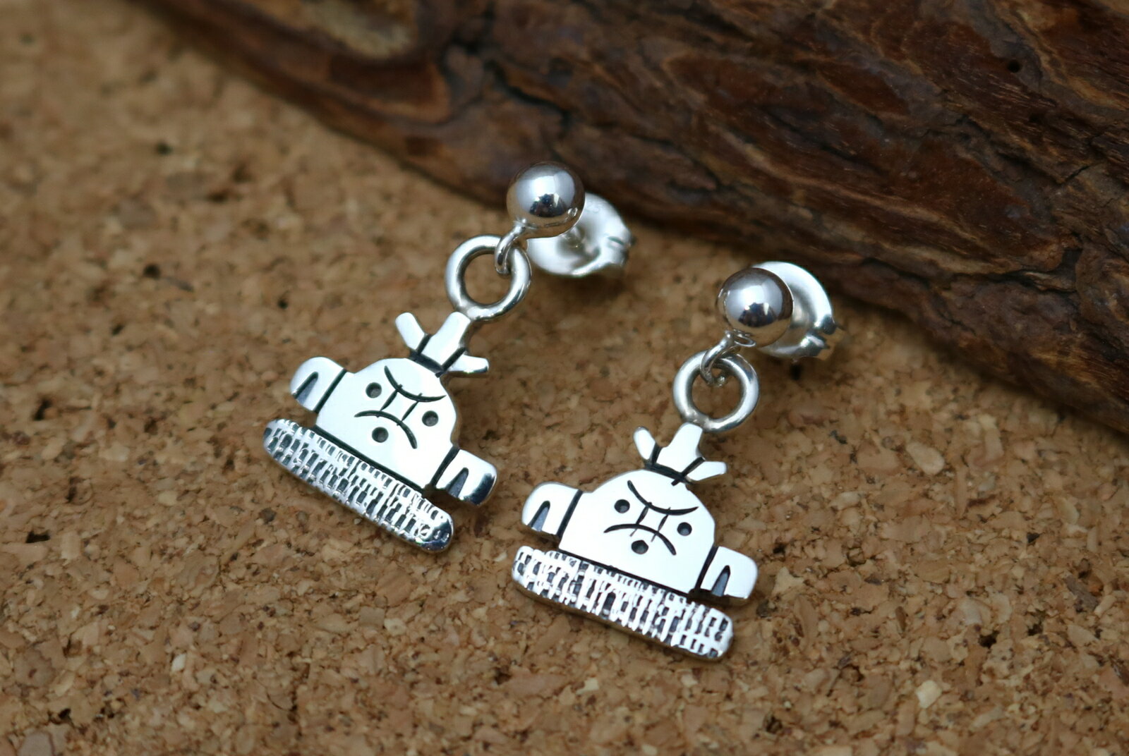 インディアンジュエリー ホピ族 Marcus Lomayestewa( マーカス・ロマイェステワ ) 作 カチナ カチーナ モチーフ ぶら下がり ピアス ネイテ...