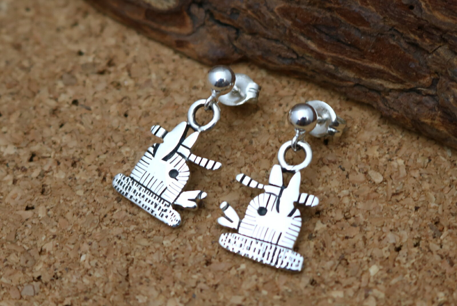 インディアンジュエリー ホピ族 Marcus Lomayestewa( マーカス・ロマイェステワ ) 作 カチナ カチーナ モチーフ ぶら下がり ピアス ネイテ...