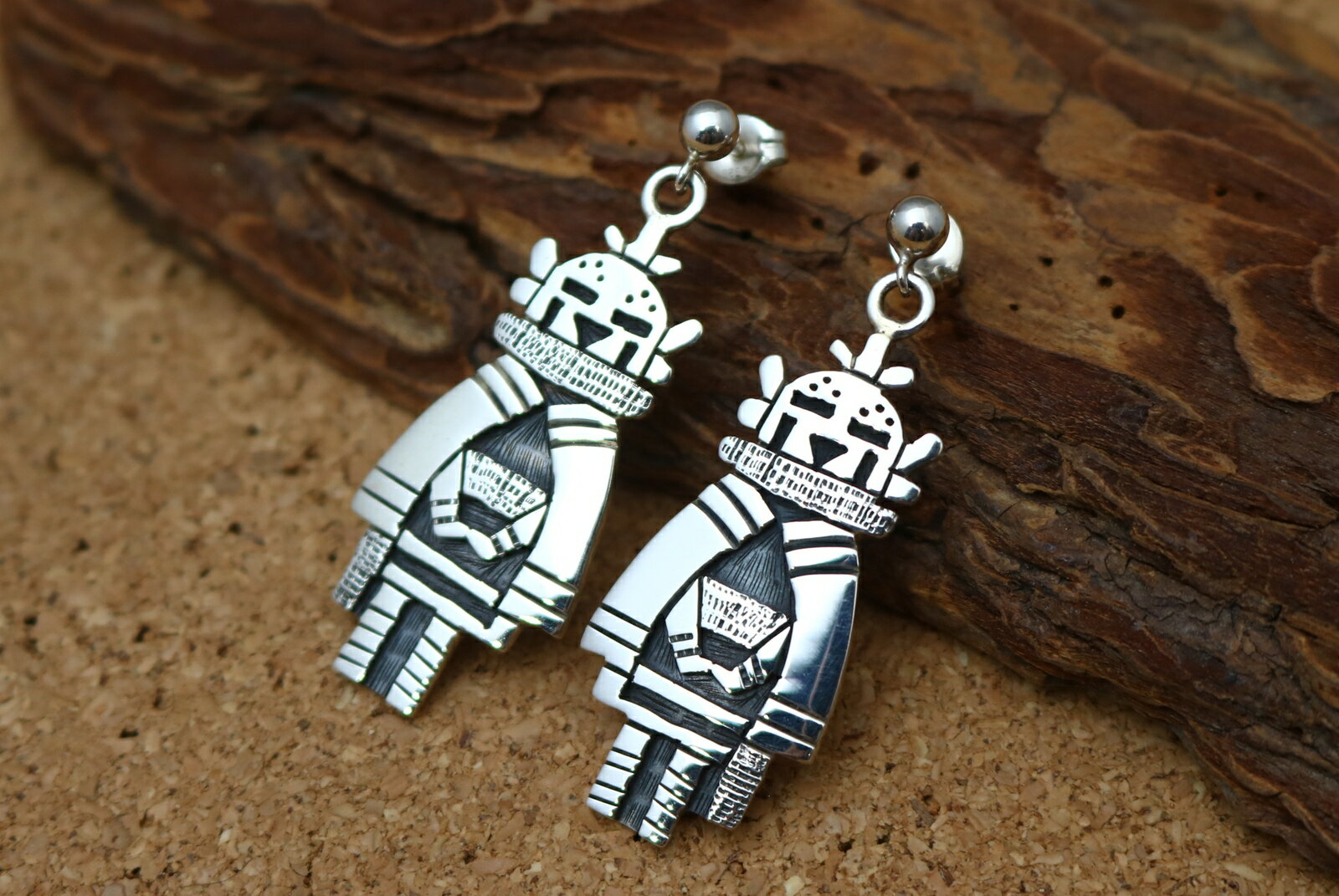 インディアンジュエリー ホピ族 Marcus Lomayestewa( マーカス・ロマイェステワ ) 作 カチナ カチーナ モチーフ ぶら下がり ピアス ネイテ...