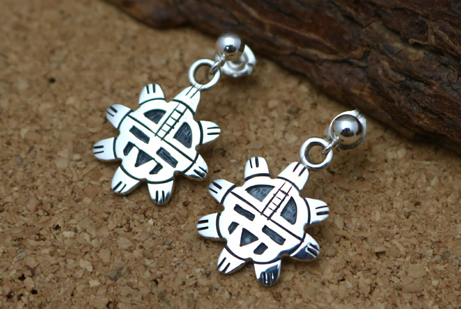 インディアンジュエリー ホピ族 Marcus Lomayestewa( マーカス・ロマイェステワ ) 作 サンフェイス カチナ カチーナ モチーフ ぶら下がり ...