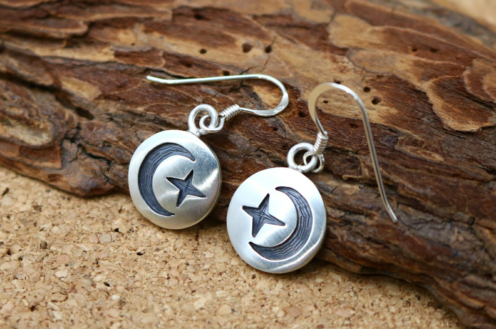 インディアンジュエリー ホピ族 Lucion Koinva ( ルシオン・コインヴァ ) 作 星 月 モチーフ ラウンド型 ぶら下がり ピアス ネイティブ アメ...