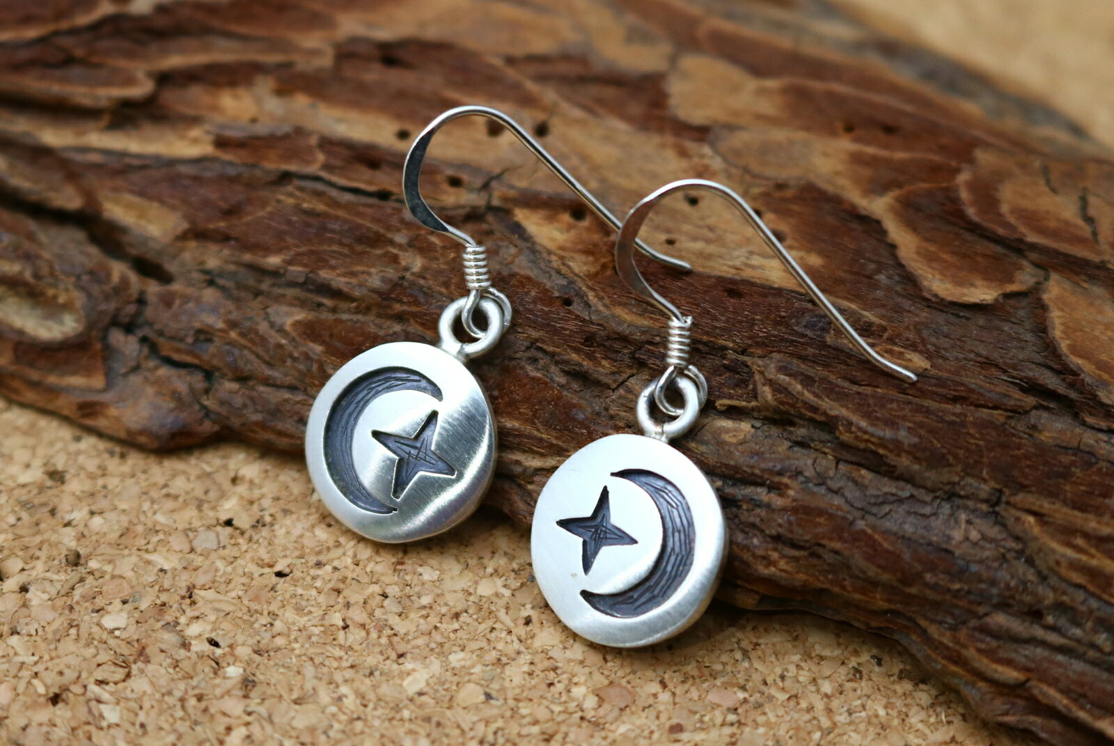 インディアンジュエリー ホピ族 Lucion Koinva ( ルシオン・コインヴァ ) 作 星 月 モチーフ ラウンド型 ぶら下がり ピアス ネイティブ アメ...