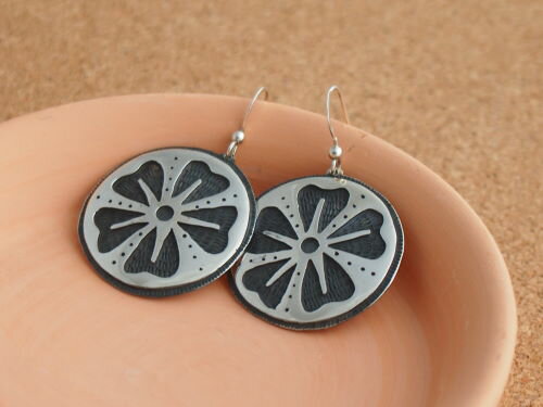 インディアンジュエリー・ホピ族Jerolyn Honwytewa(ジェロリン・ホンワイテワ)作 ビッグサイズのお花プレート ぶら下がりピアス