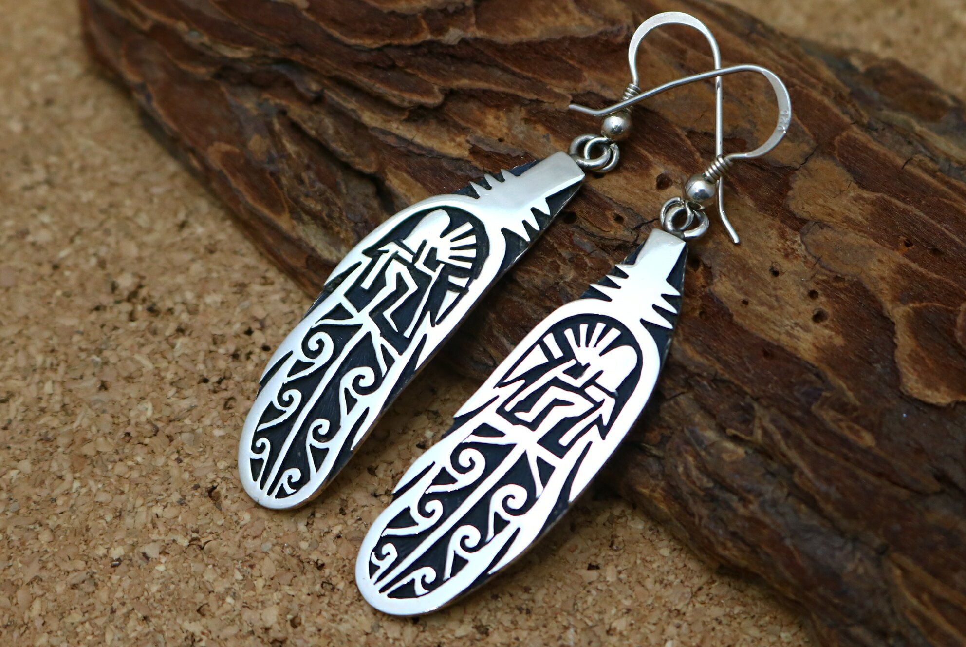 インディアンジュエリー・ホピ族 Cyrus Josytewa(サイラス・ジョスィテワ)作 ココペリとフェザー・ぶら下がりピアス