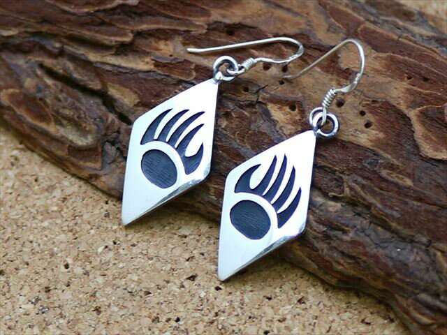 インディアンジュエリー ホピ族 Darren Seweyestewa(ダレン・セゥイエステワ) 作 ひし形 ベアパウ モチーフ ぶら下がり ピアス ネイティブ ...