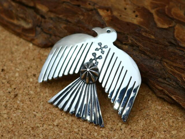 インディアンジュエリー ナバホ族 Sunshine Reeves ( サンシャイン・リーブス ) 作 イーグル モチーフ 矢 アロー スタンプワーク ピンバッジ...