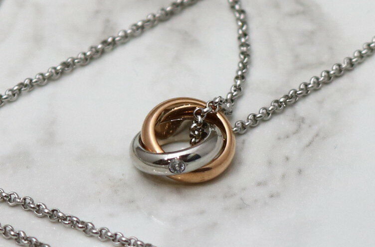 商品情報ペンダントトップサイズ：約10.5mm(1個のリングサイズ)材質：サージカルステンレス/ピンクゴールドコーティング　キュービックジルコニチェーン長さ：約40cm材質：サージカルステンレス ☆ペアネックレスとしてもオススメ☆ →→ブラ...