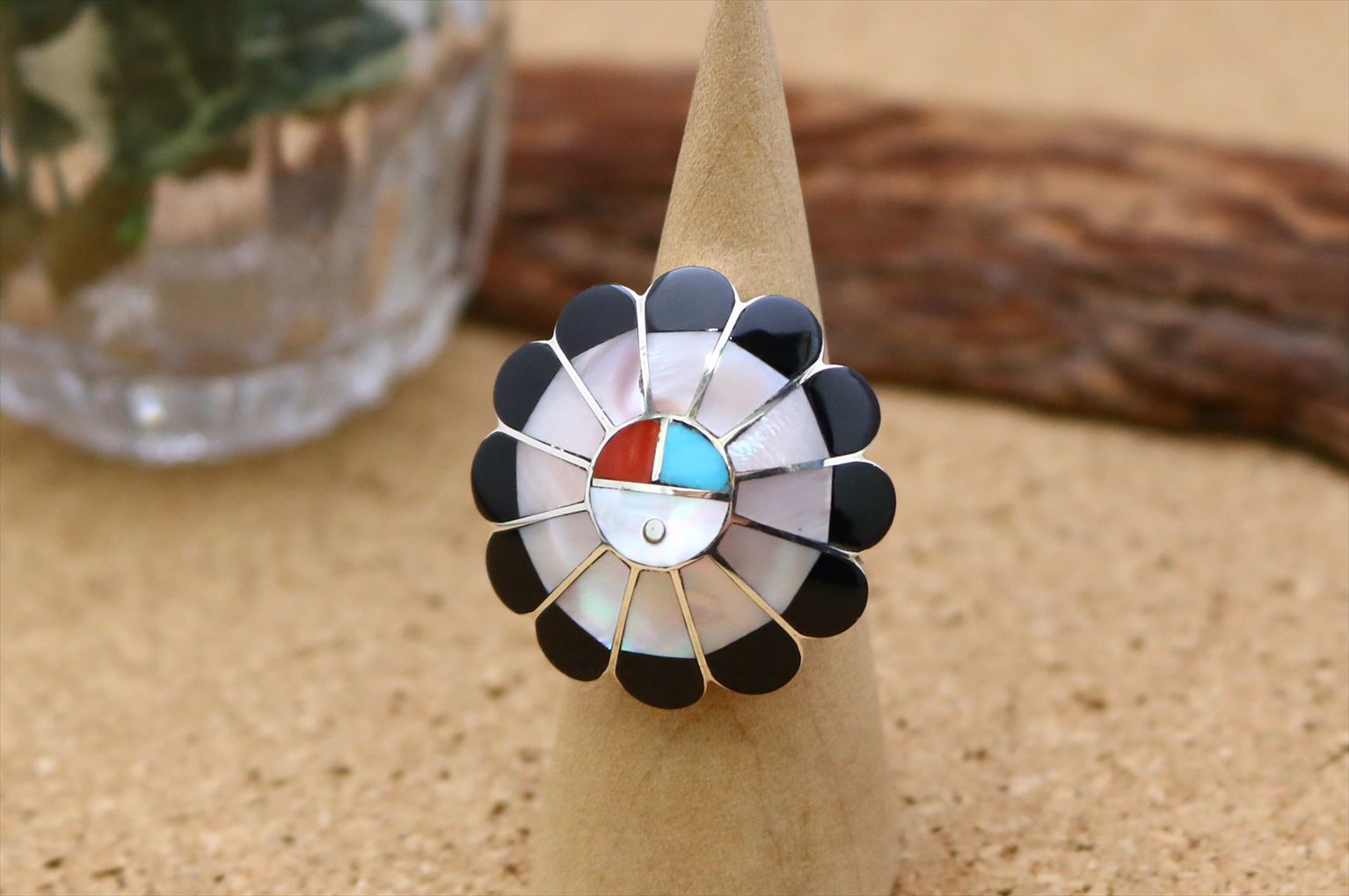 インディアンジュエリー ズニ族 Frederick & Denise Suitza 作 サンフェイス インレイ デザイン リング 13.5号 ネイティブ アメリ...