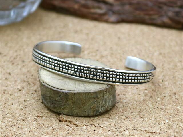 インディアンジュエリー ナバホ族 Bruce Morgan ( ブルース・モーガン ) 作 スタンプワーク 幅細 バングル ネイティブ アメリカン シルバー 9...