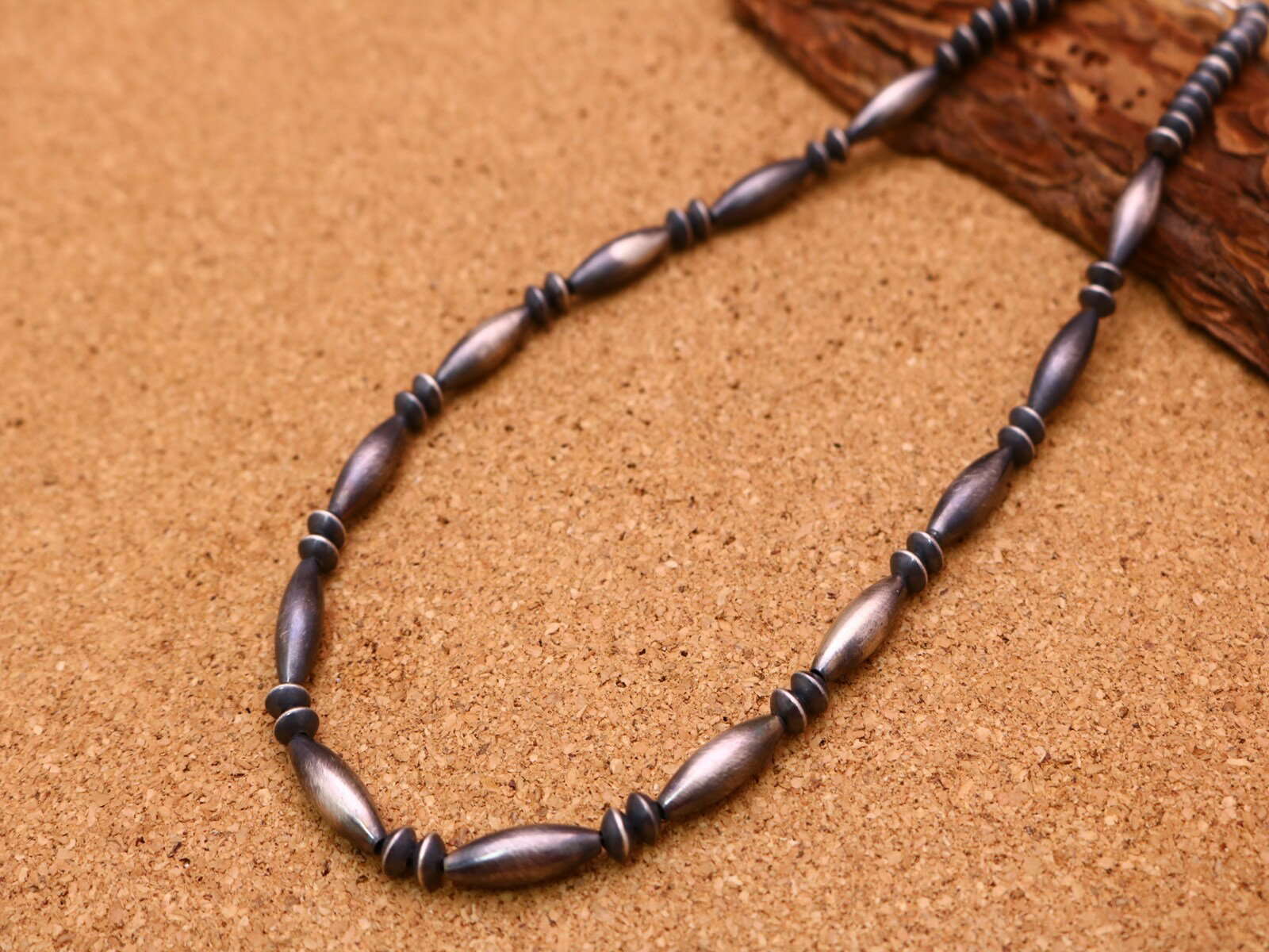 インディアンジュエリー ナバホ族 ナバホパール そろばん型 筒型 デザインナバホパール 粒 ビーズ シルバー いぶし ネックレス ネイティブ アメリカン ユニセ...