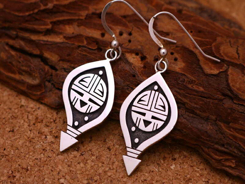 インディアンジュエリー ホピ族 Gary & Elsie Yoyokie(ゲイリー&エルシー・ヨヨキ)作 サンフェイス 矢じり型 アロー モチーフ ぶら下がり ...