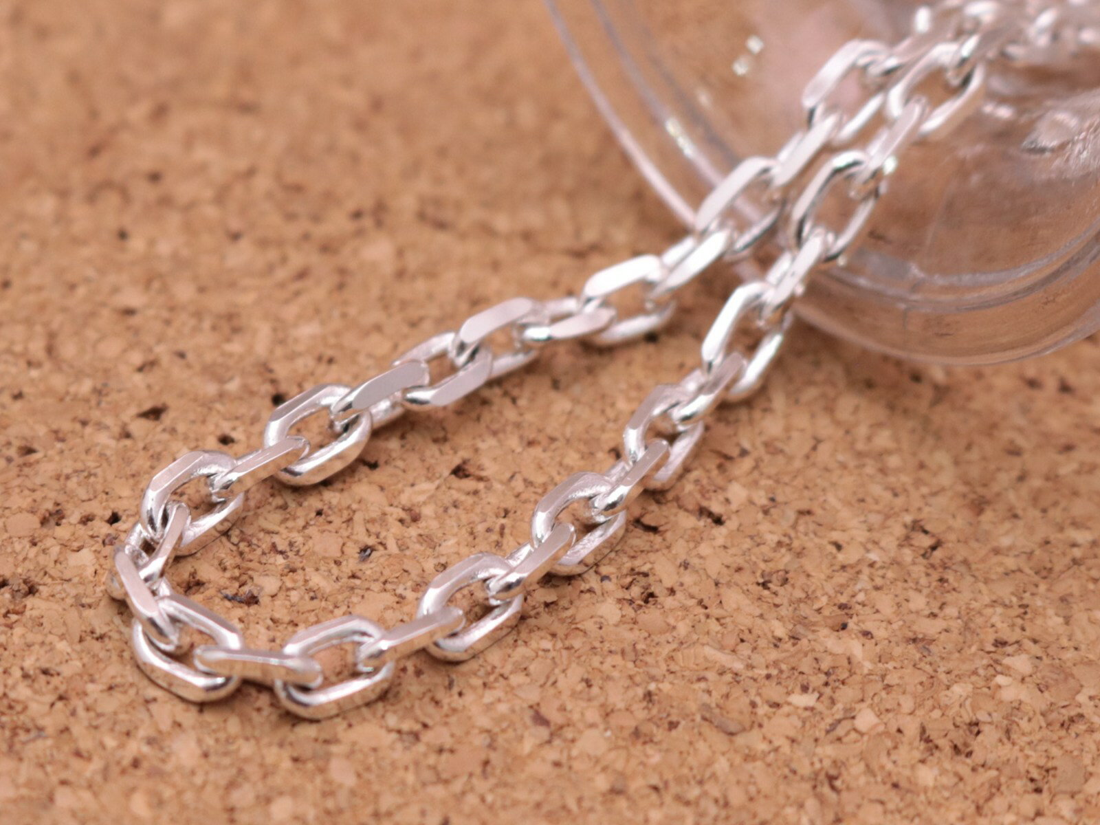 シルバー カット小豆チェーン 幅 　約4mm 長さ 　40cm 素材 SILVER925 留め具の形状 　ロブスター型 ※仕入れの状況により引き輪型になる場合がございます。 ご確認は、商品問い合わせボタンからどうぞ。 事前確認なき場合は、留...