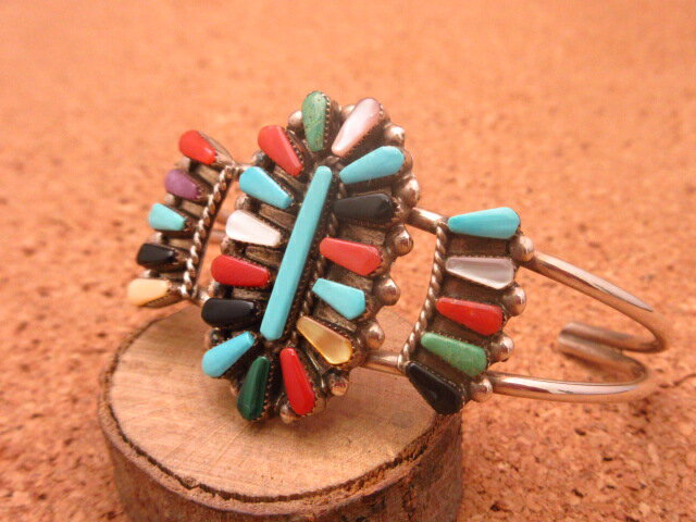 インディアンジュエリー ズニ族 Vera Halusewa（ベラ・ハルセワ）ターコイズ クラスター マザーオブパール コーラル バングル ネイティブ アメリカン シルバー アクセサリー ジュエリー レディース メンズ ギフト プレゼント