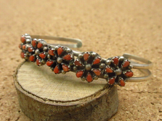 インディアンジュエリー ズニ族 コーラル クラスター バングル フラワー ネイティブ アメリカン シルバ..