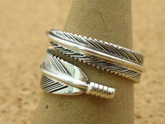 商品情報リングサイズ13.5号幅(A)=最大約6mm (フェザー幅)厚み(B)=最大約-mm(トップ部分)横(C)=最大約-mm(トップ部分)縦(D)=最大約-mm(トップ部分）※（装着感には個人差があります）※当店で約2号程度のサイズダウ...