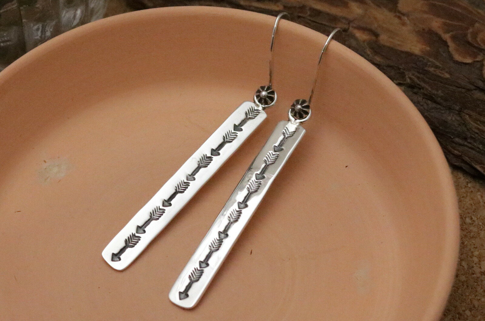 インディアンジュエリー・ナバホ族 Sunshine Reeves(サンシャイン・リーブス) 矢じり・スタンプワーク ぶら下がりピアス