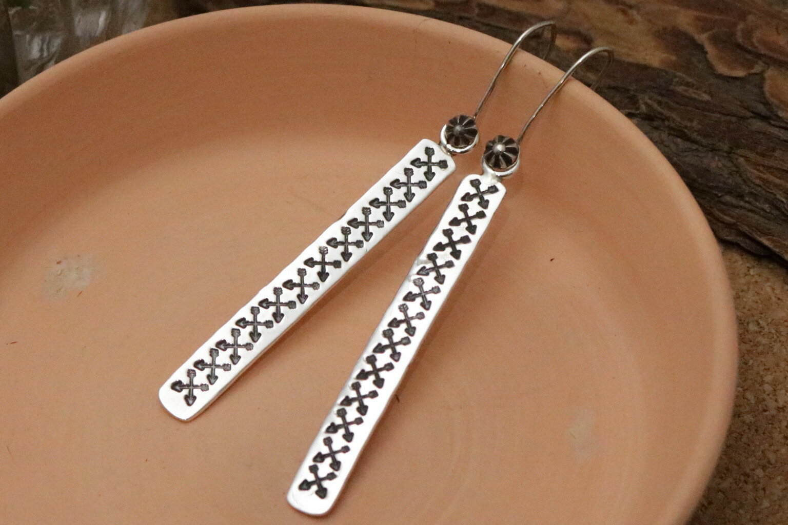 インディアンジュエリー・ナバホ族 Sunshine Reeves(サンシャイン・リーブス) 矢じり・スタンプワーク ぶら下がりピアス