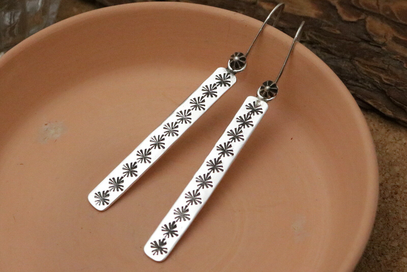 インディアンジュエリー・ナバホ族 Sunshine Reeves(サンシャイン・リーブス) お花・スタンプワーク ぶら下がりピアス