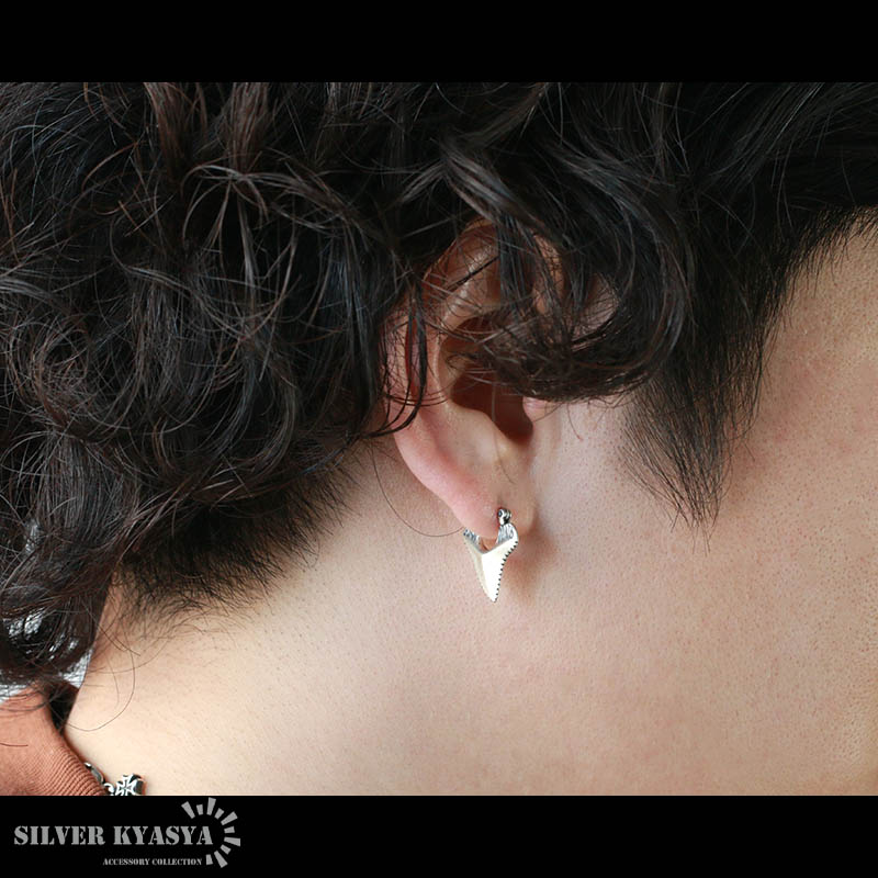 シルバー925 サメの背びれピアス 鮫 シャーク 18G フープピアス モチーフ 男性 silver 金属アレルギー対応 アニマル 左右あり 片耳 イヤリング メンズの商品画像 3