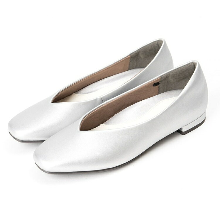 ※image photo ●【Vカットフラットパンプス「母趾にやさしい美パンプス」】約1.5cmヒールのスクエアトゥパンプス。 母趾にやさしい機能性オリジナルの靴型設計趾側にゆとりをもたせたオリジナルの靴型設計で足元をサポート。 立体型サポート中敷体型のサポート中敷は足裏アーチへのフィット性を追求。 り外しが可能で、クッション性と耐久性に良いE.V.A.素材を採用。 やわらか設計の内側にはスポンジ入りジャージ素材を採用。 足あたりのやわらかさを追求。 ウイズ：3E相当中敷のつま先裏側に消臭繊維MOFFを採用。 屈曲部を曲がりやすく設計。 アウターソールの接地部分に反発性のあるE.V.A.素材を採用し、スムーズな歩行をサポート。 軽量設計（当社基準）ヒール部は静音性に配慮した素材を採用。 ●素材：アッパー/成皮革アウターソール/成底、インナーソール/取り外し式、片足重量/約175gサイズ23.0cmの場合ヒール高/約1.5cm、ウイズ（足囲）/3E相当 原産国：カンボジア ※画像はイメージです。 ※パッケージ、仕様、品番などの変更が予告なく変更される場合が御座います。 カテゴリー