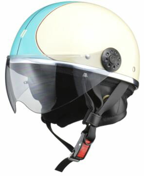 O-ONE ハーフヘルメット IV/BL ※image photo LEAD リード工業 O-ONE ハーフヘルメット カラー：アイボリー/ブルー サイズ：フリー(57〜60cm未満) 規格：SG、PSC（125cc以下用） 重量：約800g 素材：帽体(ABS)、シールド(ポリカーボネイト) 付属品：サイズ調整スポンジ 【機能・装備】 ・開閉シールド：ハーフシールドの素材はポリカーボネイトを採用し、ハードコート・UVカット仕様。 ライトスモークシールドを標準装備。 ・イヤーカバー：ファスナー式の着脱イヤーカバーを装備。 様々なユーザーに対応できるよう頭周り57〜60cm未満のフリーサイズ設定。 ・ワンタッチバックル：赤いリリースボタンを押すだけであご紐が外せる着脱に便利なワンタッチバックルを採用。 ヘルメットホルダー固定用のDリングを装備。 機能的で小排気量のバイクに適した街乗りヘルメット！ ハーフシールドを装備し、目に入りやすい塵や埃をシャットアウト。 シールドはハードコート、UVカット仕様。片手でスムーズな開閉が可能。 ファスナー式の脱着イヤーカバーを装備。 様々なユーザーに対応できるよう頭周りを57〜60cm未満のフリーサイズに設定。 JANコード： 4952652150151 ※画像はイメージです。 ※パッケージ、仕様、品番などの変更が予告なく変更される場合が御座います。