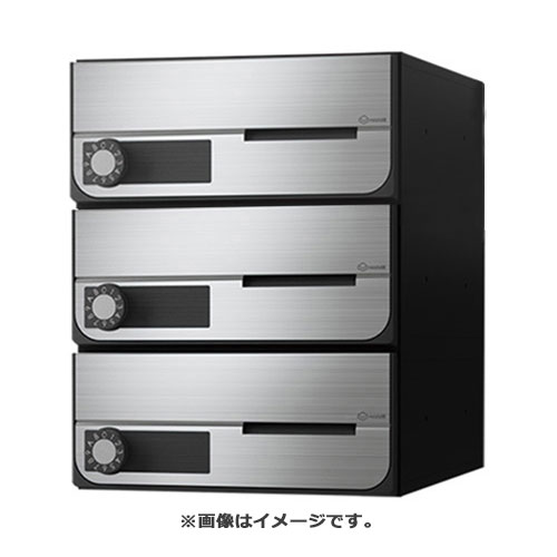 ※image photo 特長 独自開発の盗難配慮機構「ナスタガード」 セキュリティに配慮したナスタ独自開発のフラップ構造により、郵便物や不在連絡票などの抜取行為に対して威力を発揮します。 扉の急落を防ぐトルクヒンジ付 ポスト D-ALL 3戸 静音大型ダイヤル錠 前入前出 防滴タイプ ステンレスヘアーライン 扉・投入口：ヘアーライン仕上 アクリル焼付塗装 本体：PC/ABS樹脂難燃グレード 扉：ステンレス(SUS304) PC樹脂 投入口：ステンレス(SUS304) サイズ(H×W×D) 360×280×406.2 5.4kg KS-MB6202PU-3L-S ※画像はイメージです。 ※パッケージ、仕様、品番などの変更が予告なく変更される場合が御座います。 ※雨水が侵入しても荷物が濡れにくい防滴構造を採用しております。防水構造ではありませんので、強風雨や諸条件によっては荷物が濡れることがあります。 ※日本郵便が推奨する規格に対応。