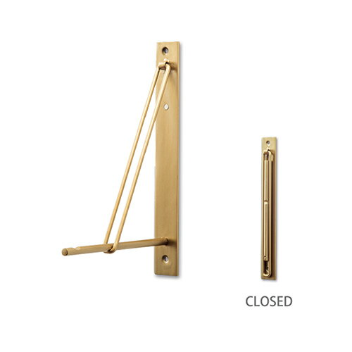 ※image photo W2.5 D15.4 H21 アイアン ネジ穴：Φ0.4cm(2個)　厚0.3cm hole to hole：18.5cm 耐荷重量:約3.0kg 重量:0.2kg 折り畳みタイプ ****************** ビスは付属致しません。 不要な時は収納できる便利な折り畳みタイプ。 壁掛け収納でお部屋をきれいに保てます。 雰囲気を引き締めるシンプルなマットブラックと個性を引き出すレトロなアンティークゴールドの二色展開 品番：63982 ※画像はイメージです。 ※パッケージ、仕様、品番などの変更が予告なく変更される場合が御座います。 カテゴリー おしゃれ インテリア 収納 小物掛け 金具 壁面 棚 ディスプレイ