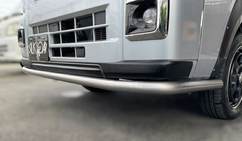 ※image photo 軽自動車用としては肉太な50.8Φアルスターを採用した、S500P/S510Pハイゼットトラック／ジャンボ用バンパーガードです。 軽量かつ高強度のアルスター材をふんだんに使用。ネーミングの通りバンパーをガードしつつ、ドレスアップ効果も高いアイテムです。 パイプ径50.8φ ※一部製品および取り付け場所の条件によっては、一部50〜50.8Φ以外の材料を使用する場合がございます 溶接、加工等の加工は不要、ポン付け可能です。 車検対応品です。 備考 無塗装です(塗装はオプション) 品番 823-O48F ※画像はイメージです。 ※パッケージ、仕様、品番などの変更が予告なく変更される場合が御座います。 カテゴリー