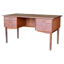 　※image photo teak-medium desk 北欧ヴィンテージ1点もの家具 最近の消費者の傾向として、大量生産された新品よりもアンティークやヴィンテージと呼ばれる歴史を背負った味のあるものを好む人が増えており、新品でも最初からダメージ加工されたものや汚しをかけたものなどに人気があります。 北欧家具もまた、世界中で熱烈なファンがいるほどブランド化されており、日本での人気も上昇中です。 オーソドックスなサイズと形状のデスクです。 引き出し下の斜めのラインなど随所に当時の北欧デザインの流れを感じます。 輸送時のダメージにより予想外についた傷もありますが、傷も愛着がわくくらいにご愛用ください。 商品サイズ:w1350 d690 h730 商品重量:37000g 生産国:デンマーク 素材:木材/チーク 品番:STO-DSK-1502 ※画像はイメージです。 ※パッケージ、仕様、品番などの変更が予告なく変更される場合が御座います。