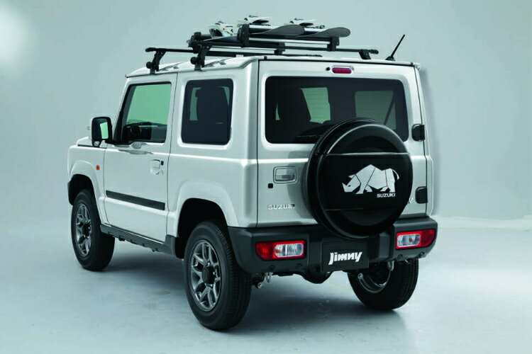 SUZUKI スズキ 純正 スペアタイヤカバー サイ（ヘアライン調） AC4N 9923B-77R21-003 | JIMNY ジムニー 車用品 カー用品 自動車 部品 パーツ アクセサリー 外装 カスタム ドレスアップ おしゃれ グレードアップ ボディ 車 スタイリッシュ カバー ケース タイヤ収納 簡単装着