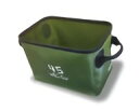 　HANG STOCK 100% WATERPROOF - STUFF STORAGE 20L OLIVE SIZE：360(W)x 240(H)× 240(D) mm CAPACITY：20 litters WEIGHT：約 435g WEIGHT LIMIT：15.0kg MATERIAL：EVA 容量：20リットル・15kg 掃除道具や洗車道具などの収納に便利です。 ご使用の際はそのまま水を張って バケツのようにお使いいただけます。 レジャーシーンでは氷水を入れて飲み物を保冷できます。 ※保冷素材は使用しておりません。 お出かけ車載時はそのままトランクに積み込んで、目的地でもそのまま下ろしてご使用いただけます。 洗車セットなどを収納してトランクで保管もできます。 ※工具など鋭利で硬いものはEVAの破れの恐れがございます。ご注意ください。 本体はEVA樹脂を熱圧着して形成されていますので水を100%遮断します。 そのまま水を入れてバケツのようにお使いいただけます。 サイズ： 360(W)x 240(H)× 240(D) mm 重量：約435g 材質：EVA 品番：SLW120 ※画像はイメージです。 ※パッケージ、仕様、品番などの変更が予告なく変更される場合が御座います。 カテゴリー