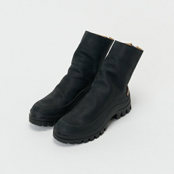 Hender Scheme エンダースキーマ 甲のパーツは立ち上がりのポイントをあえて作らず、 後ろに倒したままにまとめられています。 足を入れた際に甲にできるたわみジワを深くする為、 (浅いシワは散りジワと言ってキレイに見えない)、 アッ...