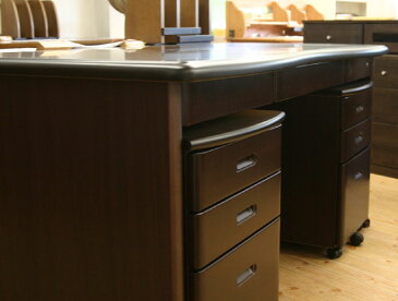 室内設置配送無料 155高級国産書斎机(ダークブラウン) ウェーブ天板加工 移動可能キャスター付きワゴン 両袖机 社長机 書斎机 重役デスク 役員机 無垢材 大川家具 国産品 日本製品 鍵付き 重厚 両袖机