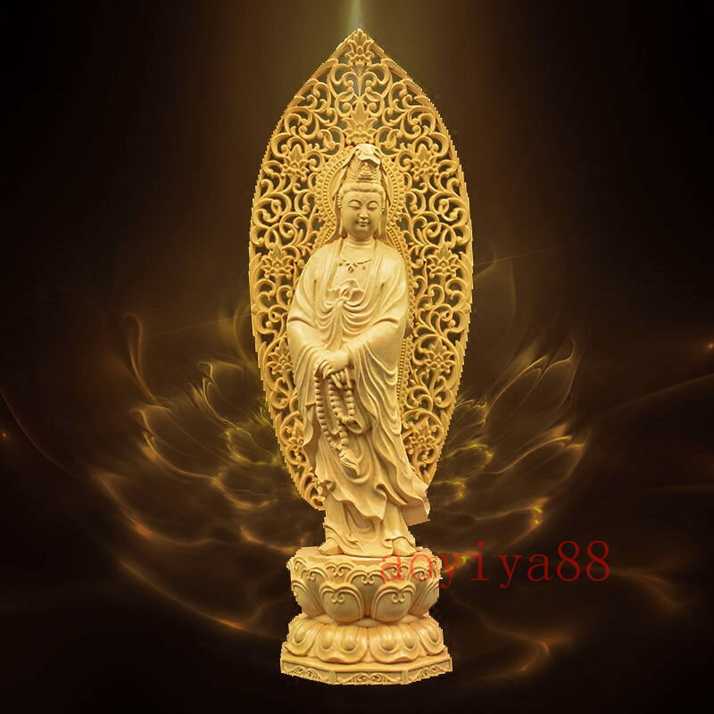 "素材：黄楊木製品の正味重量：約1000g。（一個）製品サイズ：27*9.5*7.5cm応接間やリビング、玄関などにも置ける立派な27センチのサイズ精緻な透かし彫りが見事な光背付き細部彫刻も優れています。その優しい顔を見ると心も穏やかになります。開運、厄除け、ものごと全て順調に進んでゆき、お願いが叶えてくれる心が和む感じる飾りです。観音菩薩は日本人にとって一番なじみ深い仏様といって良いかもしれません。「わらしべ長者」のような、古来より伝承される昔話などにも観音様が出てくるものが実に数多くあります。それだけ庶民の心と生活に深く根付いているという事でしょう。観音様という呼称が一般的ですが、仏教の世界では「観世音菩薩」「観自在菩薩」とも呼ばれます。「観自在菩薩」の「観自在」とは地上のあらゆるものを自由自在に見通すことができるという意味になります。観音様は世界中の人々の暮らしを日々見守ってくださっています。我々が苦しみ、真に助けを求める時、観音様は現れ救済をしてくださるのです。""素材：黄楊木製品の正味重量：約1000g。（一個）製品サイズ：27*9.5*7.5cm応接間やリビング、玄関などにも置ける立派な27センチのサイズ精緻な透かし彫りが見事な光背付き細部彫刻も優れています。その優しい顔を見ると心も穏やかになります。開運、厄除け、ものごと全て順調に進んでゆき、お願いが叶えてくれる心が和む感じる飾りです。観音菩薩は日本人にとって一番なじみ深い仏様といって良いかもしれません。「わらしべ長者」のような、古来より伝承される昔話などにも観音様が出てくるものが実に数多くあります。それだけ庶民の心と生活に深く根付いているという事でしょう。観音様という呼称が一般的ですが、仏教の世界では「観世音菩薩」「観自在菩薩」とも呼ばれます。「観自在菩薩」の「観自在」とは地上のあらゆるものを自由自在に見通すことができるという意味になります。観音様は世界中の人々の暮らしを日々見守ってくださっています。我々が苦しみ、真に助けを求める時、観音様は現れ救済をしてくださるのです。"