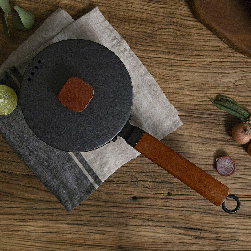 シンプルステップのIH対応 揚げ鍋 鉄鍋 木柄 16cm フタ付き 天ぷら鍋 揚げ物用 鍋 小型 家庭用 塗装なし 木製取っ手 鉄製｜アングル2